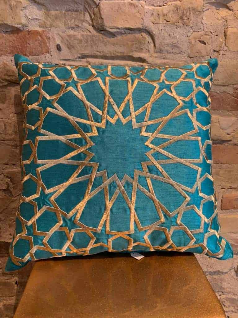 Cushion in turquoise and gold