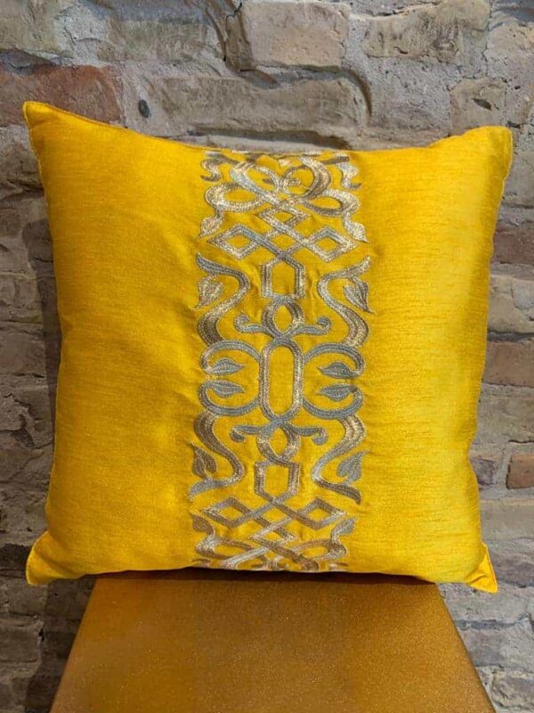 Cushion in yellow and gold