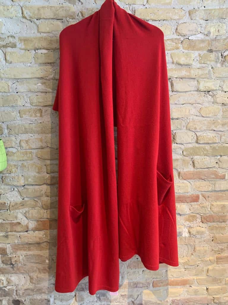 Long cashmere scarf with pockets